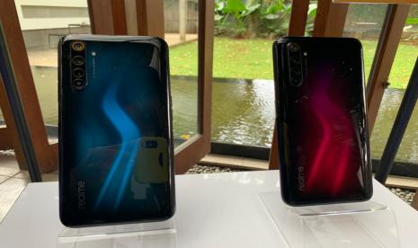 Realme 6 Series x NeverTooLavish umumkan kolaborasi baru fesyen item yang terispirasi dari Lightning Design dan Comet Design Realme 6 Series di Dia.Lo.Gue, Kemang, Jakarta Selatan, Senin (16/3).(Republika/Umi Nur Fadhilah)