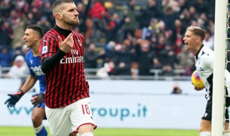 Ante Rebic merayakan gol kemenangan AC Milan.