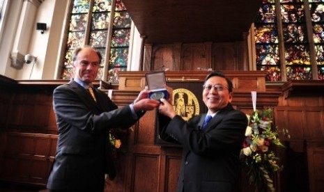 Rector of Leiden University Carel Stolker (left) presents Prince Willem van Oranje medal to Indonesian Vice President Boediono in Leiden, Netherland, on Wednesday. 