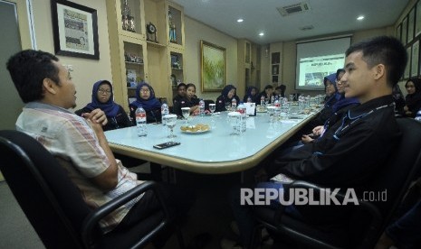 Redaktur Pelaksana Harian Republika Subroto (kiri) memberikan penjelasan seputar alur kinerja redaksi dan proses koran kepada mahasiswa dari Media Kampus Fakultas Ekonomi (Econo Channel) Universitas Negeri Jakarta saat kunjungan ke Kantor Republika, Jalan Warung Buncit, Jakarta, Rabu (6/9)