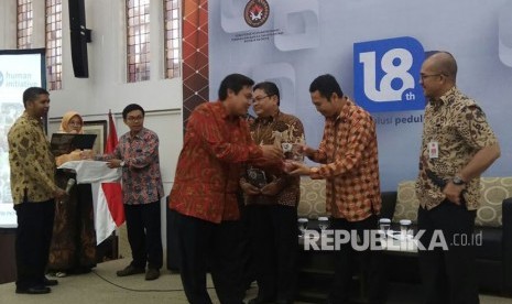 Redaktur Pelaksana Koran Republika Subroto menerima penghargaan dari Presiden PKPU-HI Agung Notowiguno. 