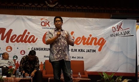 Redaktur Pelaksana Republika.co.id Elba Damhuri memberi pelatihan tentang tantangan media di era digitalisasi informasi kepada wartawan ekonomi Jawa Timur.