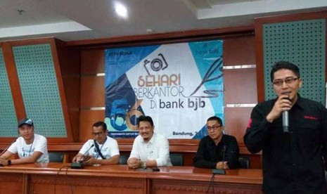 Redaktur pelaksana Republika.co.id Maman Sudiaman (tengah) membuka kegiatan Republika sehari berkantor di Bank BJB