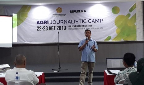 Redaktur Pelaksana Republika, Subroto, sedang menyampaikan materi pada pelatihan jurnalistik bertema 'Agri Journalistic Camp 2019' di kantor Balai Besar Karantina Pertanian, Sidoarjo.