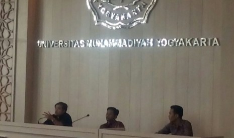 Redaktur Republika, Muhammad Fakhruddin (paling kiri) saat menjadi pembicara dalam Reuni Forum Keluarga Alumni IMM di Universitas Muhammadiyah Yogyakarta (UMY), Jumat (10/3). 