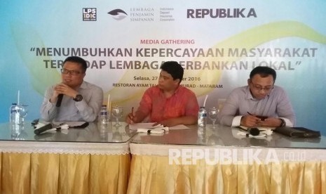 Head of Republika Newsroom Elba Damhuri (middle) was one of the speaker at the deposit insurance program workshop at Mataram, West Nusa Tenggara, Tuesday (9/27).