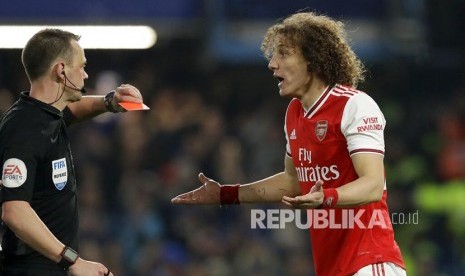 Bek Arsenal David Luiz (kanan).