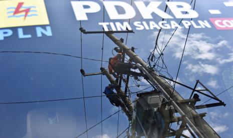 Refkelsi petugas PLN melakukan perbaikan jaringan listrik di Desa Perampuan, Kecamatan Labuapi, Lombok Barat, NTB, Jumat (27/8). PLNterus meningkatkan pemakaian produk dalam negeri di berbagai proyek kelistrikan demi memacu pertumbuhan industri dan perekonomian  nasional.