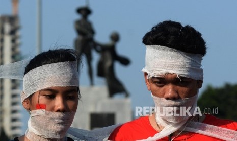 REFLEKSI 71 TAHUN KEMERDEKAAN: Sejumlah peserta Sekolah Hak Asasi Manusia untuk Mahasiswa (SeHAMA) angkatan 8 dari Komisi untuk Orang Hilang dan Korban Tindak Kekerasan (KontraS) melakukan aksi di Tugu Tani, Jakarta Pusat, Sabtu (20/8)