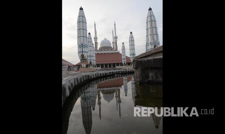 Refleksi bangunan Masjid Agung Jawa Tengah