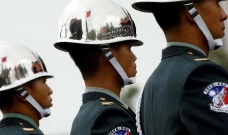 Refleksi bendera Taiwan tampak di helm tentara Taiwan saat perayaan hari kemerdekaan di Taipei, Taiwan, 10 Oktober 2016.