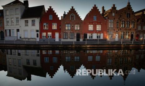 Refleksi deretan rumah di Bruges selama masa lockdown guna mencegah penyebaran Covid-19, Belgia. Pandemi Covid-19 membuat sektor pariwisata mengalami penurunan pengunjung di beberapa Negara di Eropa menjelang musim panas atau musim berlibur.