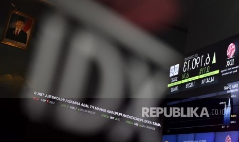 Refleksi pergerakan Indeks Harga Saham Gabungan (IHSG) di Bursa Efek Indonesia, Jakarta, Jumat (22/12).