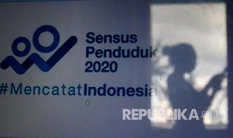 Refleksi warga mengisi kuisioner Sensus Penduduk 2020 secara daring.