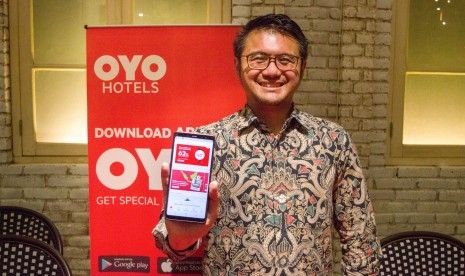 Region Head Java OYO Hotels and Homes Indonesia, Bayu  Seto menunjukkan aplikasi OYO.