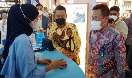 Regional CEO Bank Mandiri wilayah Jabar Wisnu Trihanggodo (tengah) meninjau kegiatan Marhaban Ya Ramadan di 1.443 Merchant yang tersebar di Jawa Barat, belum lama ini.