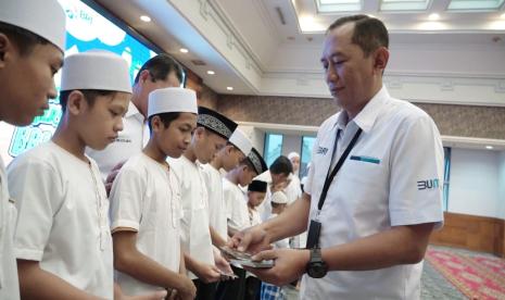 Regional CEO BRI Bandung Sadmiadi saat memberikan santunan kepada anak-anak yatim