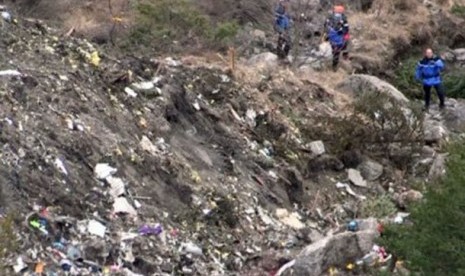  Regu penolong tiba di lokasi jatuhnya pesawat Germanwings.