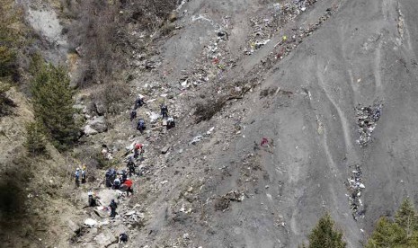 Regu penolong tiba di lokasi jatuhnya pesawat Germanwings.