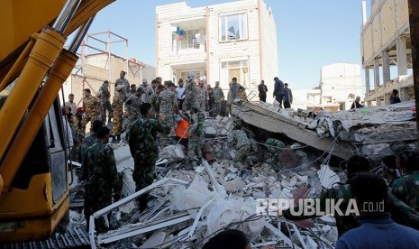 Rescue teams searched for victims trapped beneath the rubble of collapsed building in the town of Sarpol-e-Zahab in Iran's Kermanshah province on Monday (November 13).