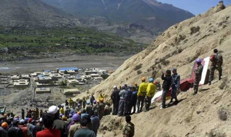      Regu penyelamat Nepal mengevakuasi korban kecelakaan pesawat di Gunung Himalaya, Nepal, Senin (14/5).