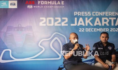 Regulator Ikatan Motor Indonesia (IMI) Ananda Mikola (kiri) didampingi Ketua Pelaksana Formula E 2022 Ahmad Sahroni memberikan keterangan pers tentang 2022 Jakarta E-Prix di kawasan Taman Impian Jaya Ancol, Jakarta, Rabu (22/12/2021). Formula E yang merupakan ajang balap mobil single seater menggunakan mobil listrik itu akan digelar di Jakarta International E-Prix Circuit (JIEC), kawasan Taman Impian Jaya Ancol, Jakarta Utara pada Juni 2022.