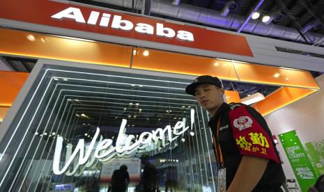 Regulator pasar China pada Sabtu (20/11) mengenakan denda kepada perusahaan teknologi raksasa termasuk Alibaba larena tidak merealisasikan 43 kesepakatan yang dibuat pada 2012 sesuai dengan Undang-undang Anti Monopoli.