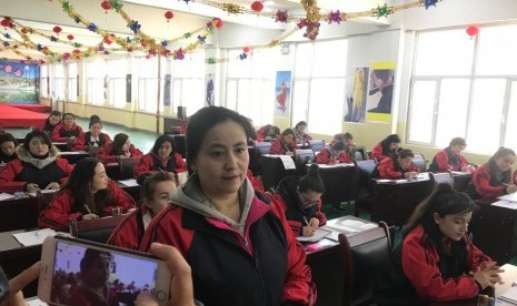 Rehagul, perempuan Uighur di pusat vokasi Kashgar.