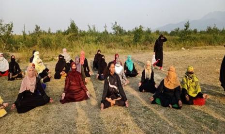 Gadis Petinju India Ajak Muslimah Bercadar Yoga di Taman. Rehnuma Mikranai (tengah, tak berjilbab) mengajak para Muslimah yang bercadar yoga di taman.