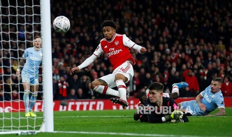 Reiss Nelson mencetak gol ke gawang Leeds pada laga putaran ketiga Piala FA antara Arsenal melawan Leeds United di Emirates Stadium, Manchester Ahad (5/1) dini hari. 