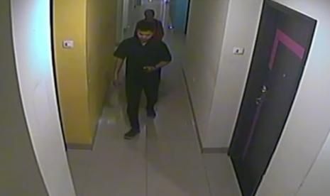 Rekaman CCTV saat terduga pelaku berinisial AARN (baju hitam) bersama korban RM (baju pink) memasuki kamar hotel di Bandung, sebelum mayatnya di temukan di dalam koper di Desa Sukadanau, Cikarang Barat, Bekasi, Jawa Barat, Kamis (25/4/2024) lalu. 