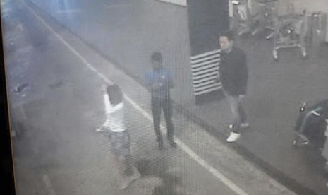 Rekaman gambar CCTV, Senin, 13 Februari 2017 menunjukkan seorang perempuan (kiri) di Bandara Internasional Kuala Lumpur di Sepang, Malaysia. Dia ditahan Rabu (15/2) terkait tewasnya Kim Jong-nam.