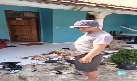 Rekaman video yang memperlihatkan aksi beberapa orang warga membuang sampah ke rumah warga karena membuang sampah sembarangan viral di media sosial. Diketahui peristiwa tersebut terjadi karena pemilik rumah membuang sampah sembarangan dan diketahui oleh petugas kebersihan di Dusun Banyumukti, Desa Cinanjung, Kecamatan Tanjungsari,  Kabupaten Sumedang. 