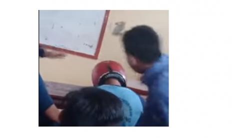 Rekaman video yang memperlihatkan beberapa orang diduga siswa SMP di Kota Bandung melakukan perundungan terhadap temannya di ruangan kelas viral di media sosial. Korban bahkan diketahui sempat pingsan akibat tindakan yang dilakukan oleh teman-temannya.