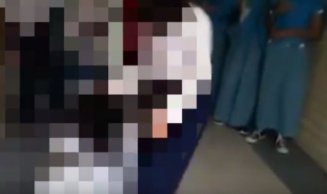 Rekaman yang disensor memperlihatkan siswa SMP yang melakukan aksi bully terhadap siswa lainnya di pusat perbelanjaan di Tanah Abang, Jakarta Pusat yang menjadi viral di media sosial.