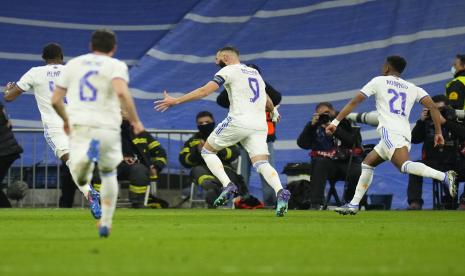 Rekan setim merayakan dengan striker Real Madrid Karim Benzema (9/tengah), setelah Benzema mencetak gol ketiga timnya selama babak 16 besar leg kedua Liga Champions antara Real Madrid dan Paris Saint-Germain di Stadion Santiago Bernabeu di Madrid, Spanyol, Rabu, 9 Maret 2022, waktu setempat.