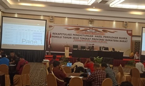 Rekapitulasi suara penghitungan suara tingkat provinsi KPU Sumbar di Hotel Pangeran, Padang, Jumat (10/5).