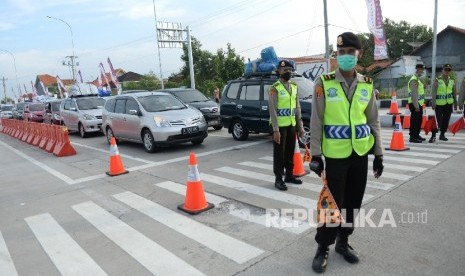 Rekayasa Lalu Lintas di Brebes Timur. Aparat menahan arus kendaraan di pintu keluar Tol Brebes Timur, Jawa Tengah, Jumat (1/7).