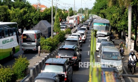 Rekayasa Lalu Lintas di Brebes Timur. Kendaraan pemudik menggunakan sistem contraflow di Tegal, Jawa Tengah, Jumat (1/7).