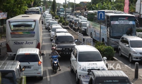 Rekayasa Lalu Lintas di Brebes Timur. Kendaraan pemudik menggunakan sistem contra flow di Tegal, Jawa Tengah, Jumat (1/7).