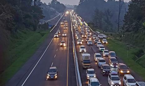 Rekayasa lalu lintas sistem one way diberlakukan di tol Trans Jawa pada arus balik Lebaran.