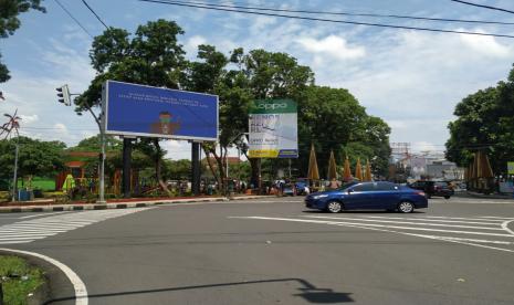 Reklame di Kota Tasikmalaya, Senin (12/4).