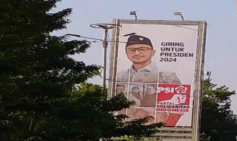 Reklame politikus PSI Giring Ganesha Jumaryo siap menjadi presiden di Jalan Warung Buncit Raya, Jakarta Selatan.