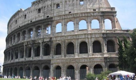 Rekonstruksi Colosseum dimulai pada masa pemerintahan Raja Vespasian tahun 72 M dan diselesaikan oleh anaknya Titus pada tahun 80 M.