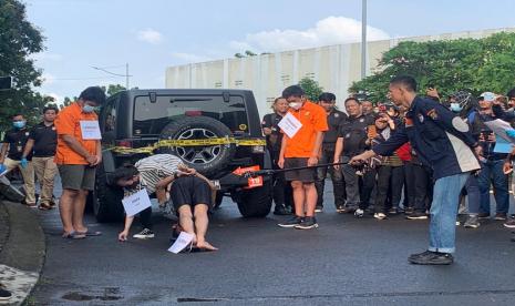 Rekonstruksi penganiayaan David oleh tiga tersangka, Mario Dandy Satriyo, Shane Lukas dan AG, Jumat (10/3/2023). LPSK menolak permohonan perlindungan kekasih Mario Dandy, AG dalam kasus penganiayaan