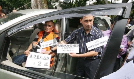   Rekonstruksi penyerahan uang dari mantan Sekda Kota Bandung, Edi Siswadi melalui saksi pegawai Sekda Bandung,Yusuf Hidayat kepada tersangka Toto Hutagalung di Bandung, Rabu (3/7).  (Republika/Edi Yusuf)