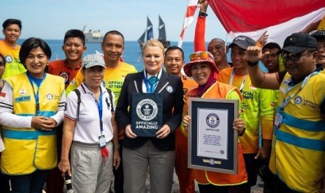 Rekor menyelam dunia dipecahkan di pantai Manado. 