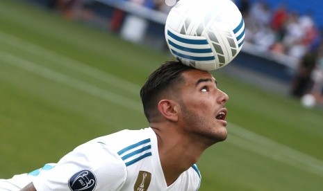 Rekrutan anyar Real Madrid, Theo Hernandez saat diperkenalkan di Santiago Bernabeu, Senin (10/7).