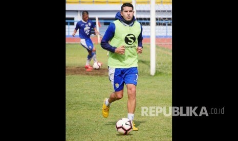 Rekrutan baru Persib Bandung Esteban Vizcarra mengikuti sesi fatihan di Stadion Arcamanik, Bandung, Senin (21/1).