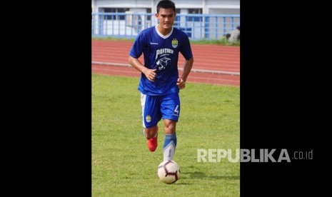 Pemain belakang Persib Bandung Zalnando mengikuti sesi latihan.